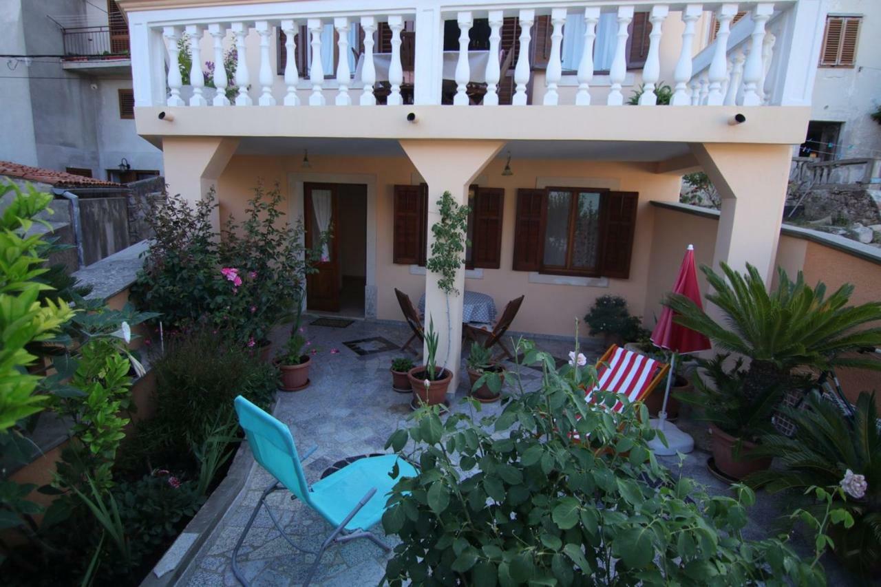 App With A Lovely Patio Mali Lošinj Exteriör bild